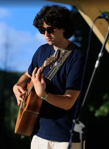 Nicolescu Tudor, guitar in MoonGroove